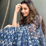 Shonali Nagrani Instagram - Womaniya feels:) #bluesaree #blue #desi #desigirl #saree #sari #indianfashion #woman #fashion #indianstyle #filmshoot #shoot