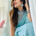 Shonali Nagrani Instagram - Happy Ganesh Chaturthi everyone:) @jaya_misra do you recognise the jewellery:;) #happyganeshchaturthi #saree #bluesaree #amrapalijewels #ritukumar #festival #indianfestival #love.