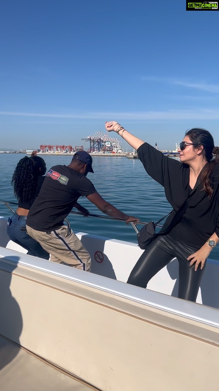 Shonali Nagrani Instagram - Some cultural exchange peeps:):):) Crashed a local teenage boat party. Nah , I was invited:) #reels #dance #boatparty #capetown #party #dancereels #dancevideo #dancechallenge #bollywooddance #bollywood #localmusic #dancer #reelkarofeelkaro #reelsinstagram #reels #reelvideo #southafrica