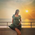 Shonali Nagrani Instagram – Sun and set:)
#sunset #mumbai #silhouette #seaside #beach