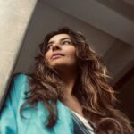 Shonali Nagrani Instagram - Pensive blues 💙💙 #saturday #blue #bluedress #keepitreal #natural #beachair #beachlife #moodygrams