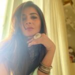 Shonali Nagrani Instagram - Happy Ganesh Chaturthi everyone:) @jaya_misra do you recognise the jewellery:;) #happyganeshchaturthi #saree #bluesaree #amrapalijewels #ritukumar #festival #indianfestival #love.