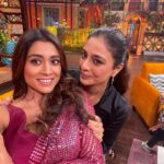 Shriya Saran Instagram – Just a selfie kinda day at @kapilsharma show . 
So much fun . Loved being on it . 
@tabutiful you are amazing 
@archanapuransingh love your laughter 
@ishidutta big hug 
@ajaydevgn thank you for being amazing . 

This was so much laughter and fun .
Wearing my fav @manishmalhotra05 love you , thank you !

Make up @makeupbymahendra7