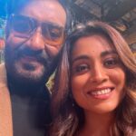 Shriya Saran Instagram - Just a selfie kinda day at @kapilsharma show . So much fun . Loved being on it . @tabutiful you are amazing @archanapuransingh love your laughter @ishidutta big hug @ajaydevgn thank you for being amazing . This was so much laughter and fun . Wearing my fav @manishmalhotra05 love you , thank you ! Make up @makeupbymahendra7