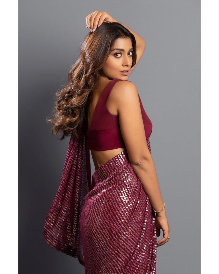 Shriya Saran Instagram - Thank you @manishmalhotra05 @manishmalhotraworld For this stunning saree. I felt like a queen 👸 wearing it . You always are so kind @manishmalhotra05 . Thank you . For #drishyam2 promotions Makeup @makeupbymahendra7 Shot by @kausttubh_kambhhle , thank you for these beautiful pictures .big big hug
