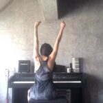 Shruti Haasan Instagram - Found this most random video of myself from 2020 🌚 i can describe this time and video with two words - chaotically content 🎹