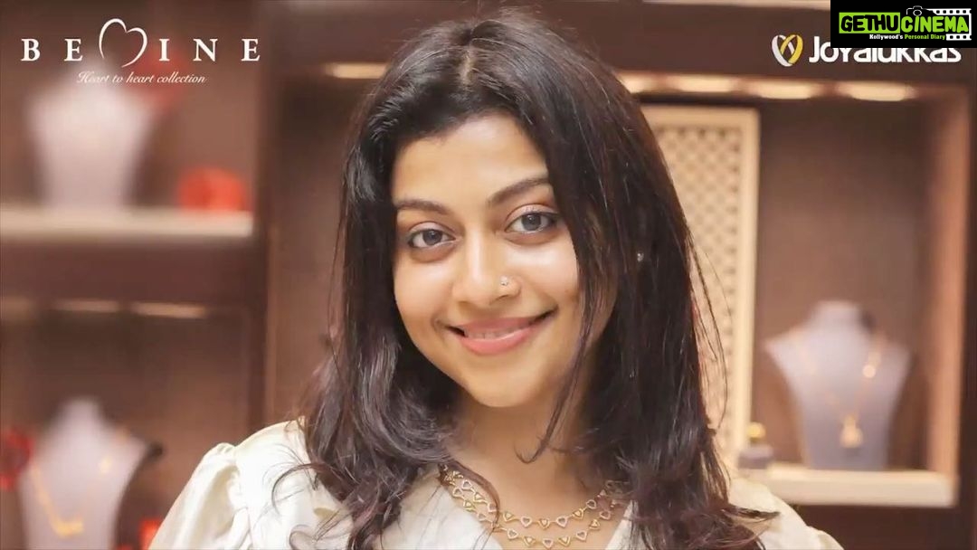 Shruti Ramachandran Instagram - Valentine’s Day is around the corner and I am here at @joyalukkas Thrissur to show you some beautiful ways to express your love. Come, let’s check out the exclusive Valentine’s collection - the Be Mine heart to heart collection. #Joyalukkas #BeMineValentine #BeMineCollection #HeartCollection #JoyalukkasJewellery #fashion #jewels #lightweightcollections #ValentinesDay #ValentinesCollections