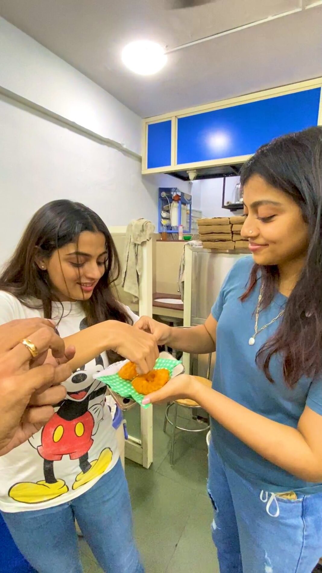 Shruti Ramachandran Instagram - @madhurammovieofficial പകുതി ആയപ്പൊ ഒരു ബിരിയാണി കഴിക്കാൻ തോന്നിയോ ? 🤤😁 Such a lovely movie. Thank you @ahammed_khabeer @shruti.ramachandran @nikhilavimalofficial @heshamabdulwahab @vinayaksasikumar 🤗❤️ #eatkochieat #kochi #cochin #kerala Kochi, India