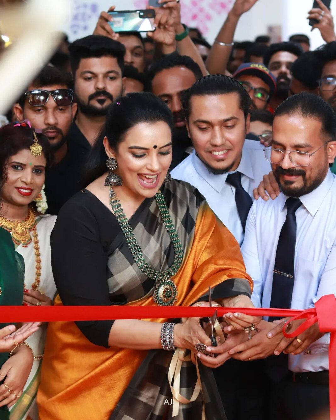 Shweta Menon Instagram - ❤️ 💎Moon silver jewellery 📍 Sharjah #MTTD#indianactress#film#candid#canonphotography#newventure#dubai#kerala#malayalamcinema#candid#2k22#fypシ Sharjah, United Arab Emirates