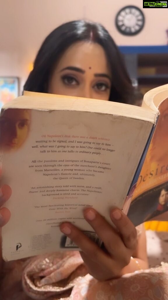 Shweta Tiwari Instagram - When I got to know MY GIRLS love to read just like mee..! I went mad with happiness! Now I am making them read All my Favourite Books..! Huhahahaha! I AM A BAD INFLUENCE!!!!! @anushka_merchande @dhwanigorii @shrutisanjeev78 Love you mere Bacchon❤️❤️❤️