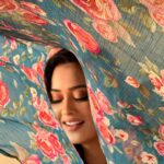 Shweta Tiwari Instagram - चलो फिर से, हौले से मुस्कुराते हैं… बिना माचिस के ही लोगों को जलाते हैं…!