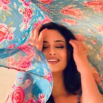 Shweta Tiwari Instagram - चलो फिर से, हौले से मुस्कुराते हैं… बिना माचिस के ही लोगों को जलाते हैं…!