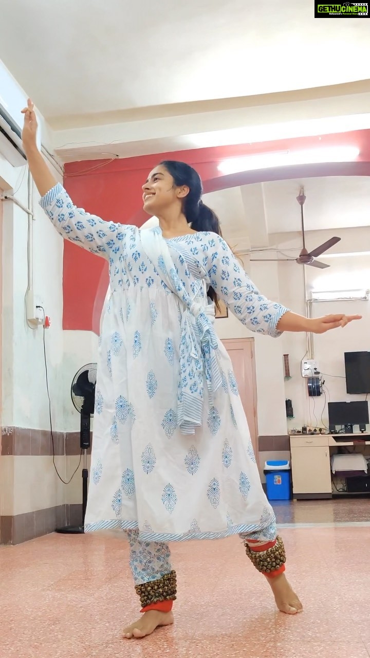 Siddhi Idnani Instagram - Practice sessions.. learning the Saadharan toda in Teen Taal 🌸 @rajendrachaturvedi gurujii 🙏🏻
