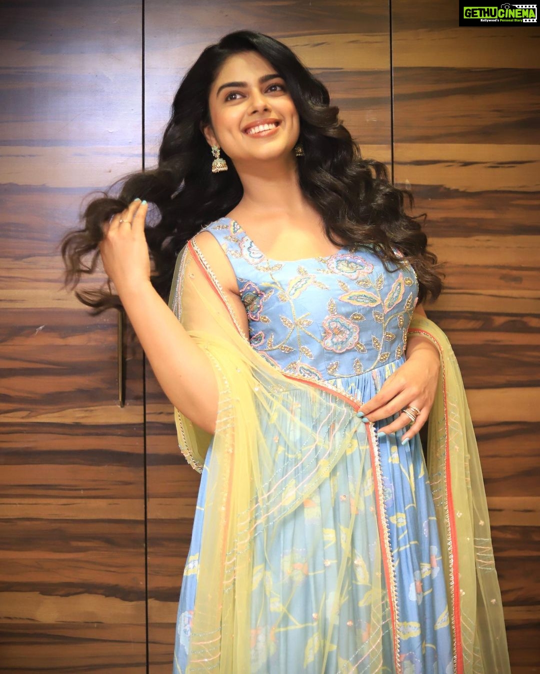 Siddhi Idnani Instagram - oh what a dream Iβm living! π Designer - @seharrebysahitheereddy Photography - @nekelg7 Stylist - @sandhya__sabbavarapu Hair - Kartika Styling team - @team_sandhya @rashmi_angara @thumu_bhavana @sirichandana_medi Chennai, India