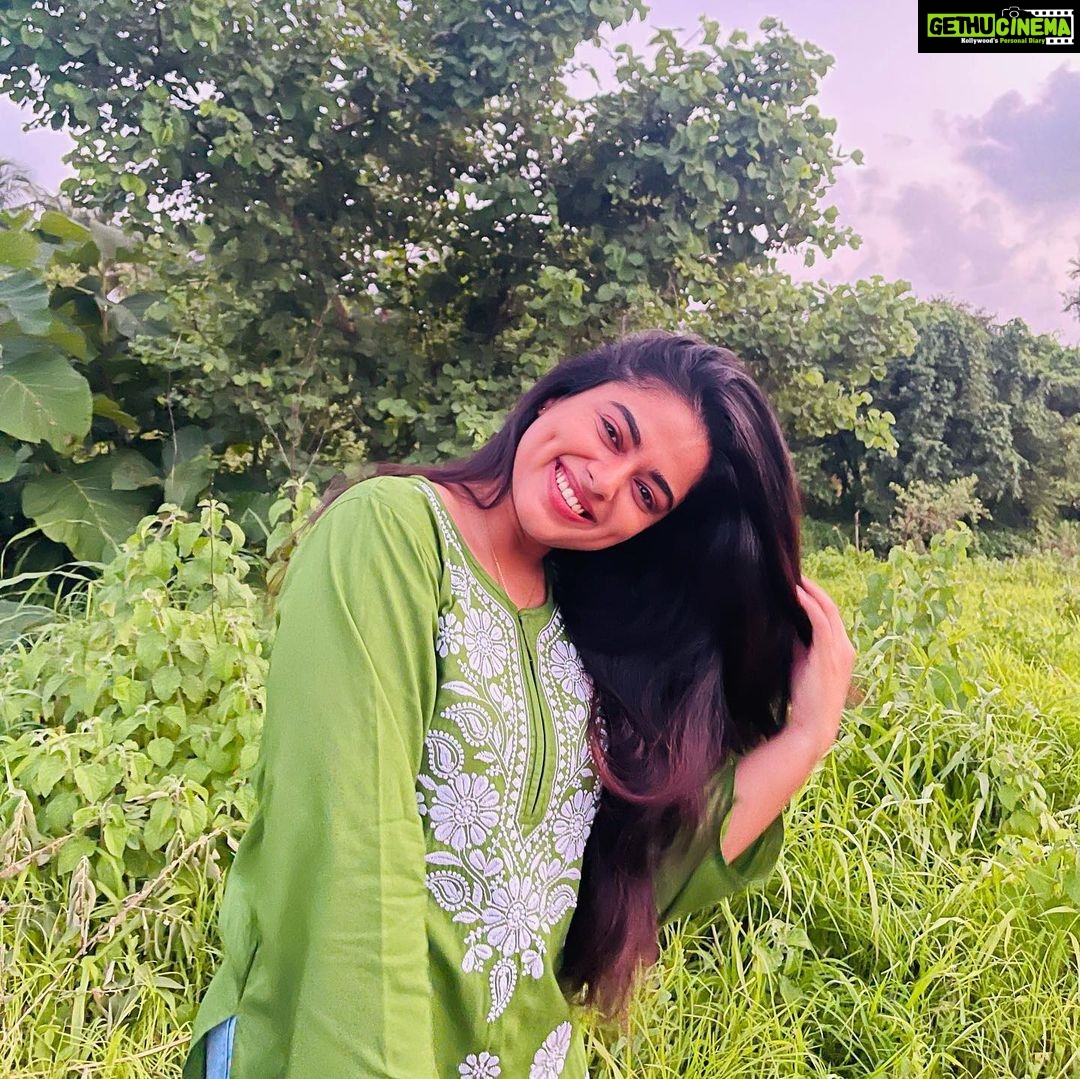 Siddhi Idnani Instagram - Happy on a set and or amidst nature but damn that glowww when you get the best of both worlds 🎥🍃💚 #shootlife