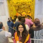 Siddhi Idnani Instagram - So much to be grateful for , nothing without the blessings of My God ♥️🙏🏻🧿 Siddhivinayak Temple