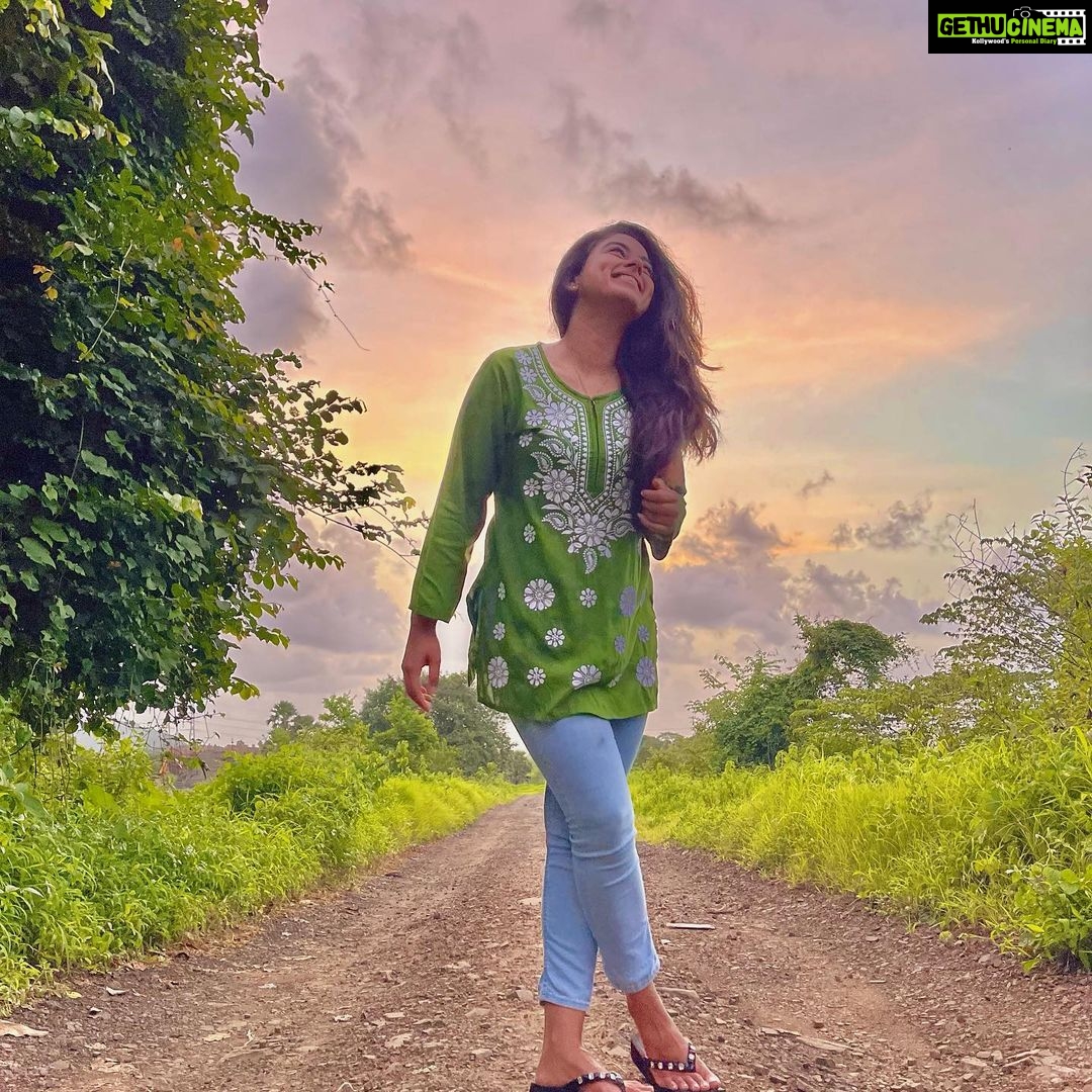 Siddhi Idnani Instagram - Happy on a set and or amidst nature but damn that glowww when you get the best of both worlds 🎥🍃💚 #shootlife