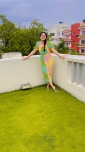 Siddhi Idnani Instagram - I know we’re all excited for #MarakkumaNenjam but the weather made me attempt a romantic #kaalathukumneevenum 🌧♥️ Excuse meeeee for my amateur skills @rakshitasuresh 🤓 Let me know if you guys likeddd it?! 🙊🙊🙊 #VendhuThanindhathuKaadu