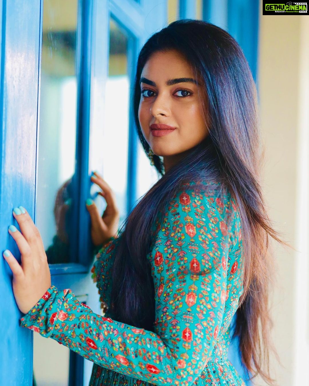 Siddhi Idnani Instagram - feeling the greeens , cause we’re watering the grass we’re standing on💚🦚 Photographed by : @deepak_durai_photography Styled by: @romamamiaa Outfit: @deeveecouture Hair : @priya_durai_makeoverartistry Outfit PR: @devampandeyofficial