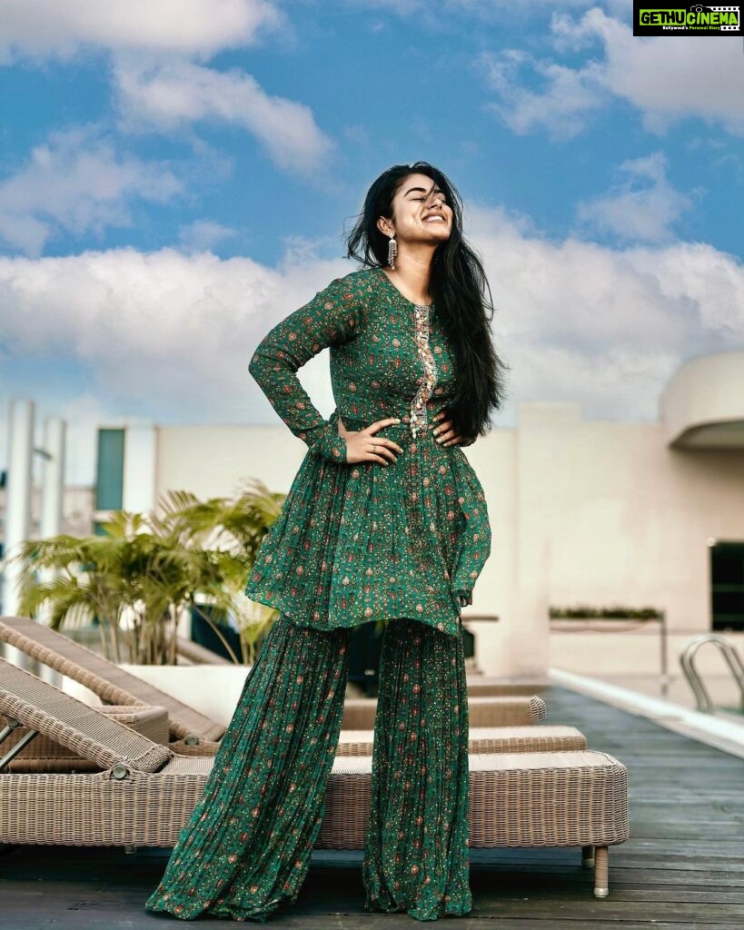 Siddhi Idnani Instagram - feeling the greeens , cause we’re watering the grass we’re standing on💚🦚 Photographed by : @deepak_durai_photography Styled by: @romamamiaa Outfit: @deeveecouture Hair : @priya_durai_makeoverartistry Outfit PR: @devampandeyofficial
