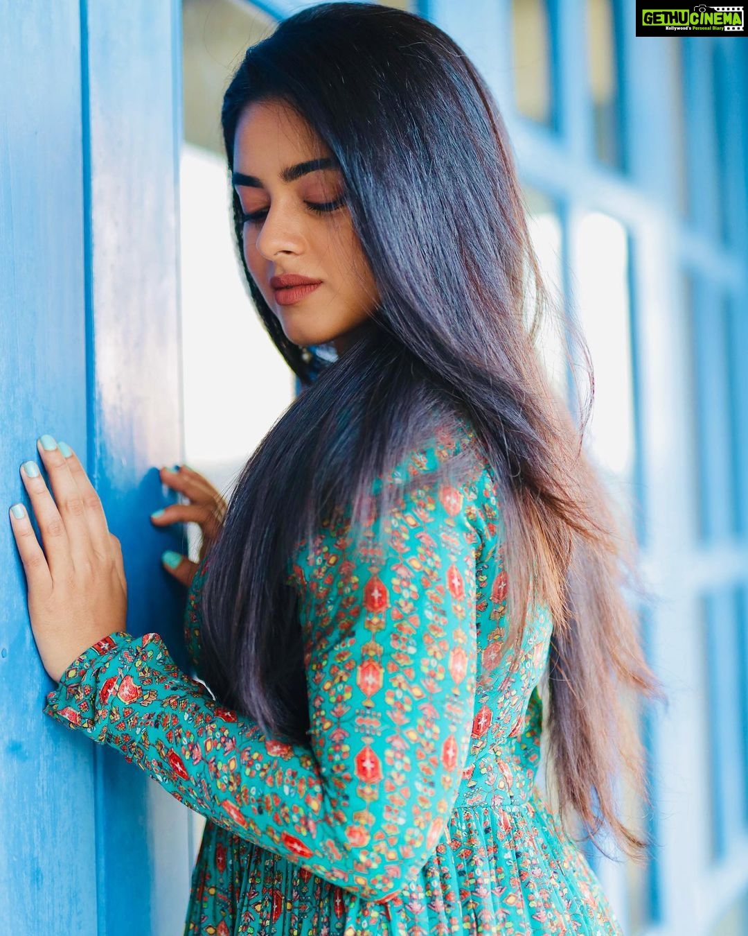 Siddhi Idnani Instagram - feeling the greeens , cause we’re watering the grass we’re standing on💚🦚 Photographed by : @deepak_durai_photography Styled by: @romamamiaa Outfit: @deeveecouture Hair : @priya_durai_makeoverartistry Outfit PR: @devampandeyofficial