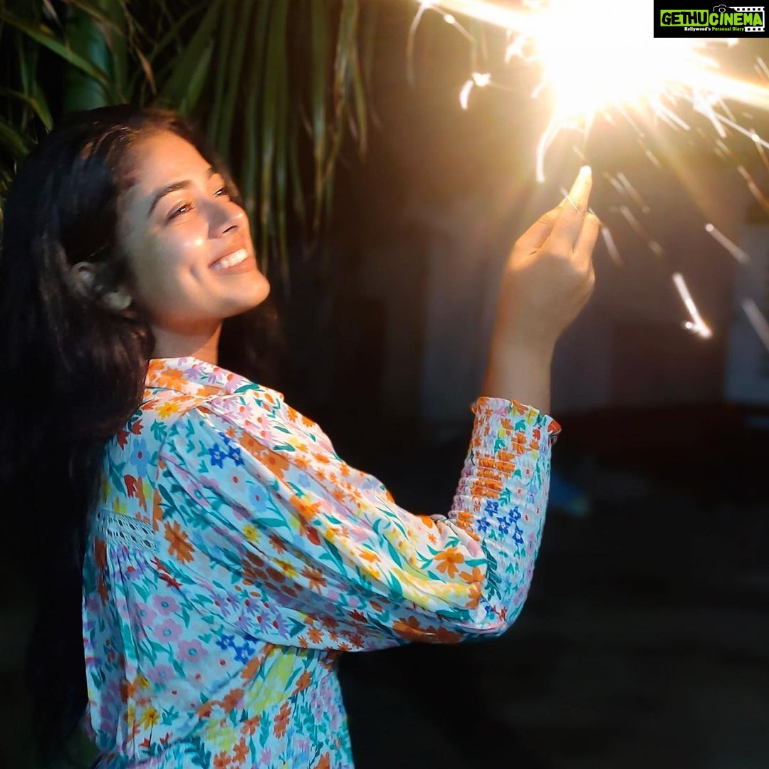 Siddhi Idnani Instagram - Wishing you all a very sparkling Diwali , may this year bring all the positivity love & luck your way🪔 ✨ Kovilpatti