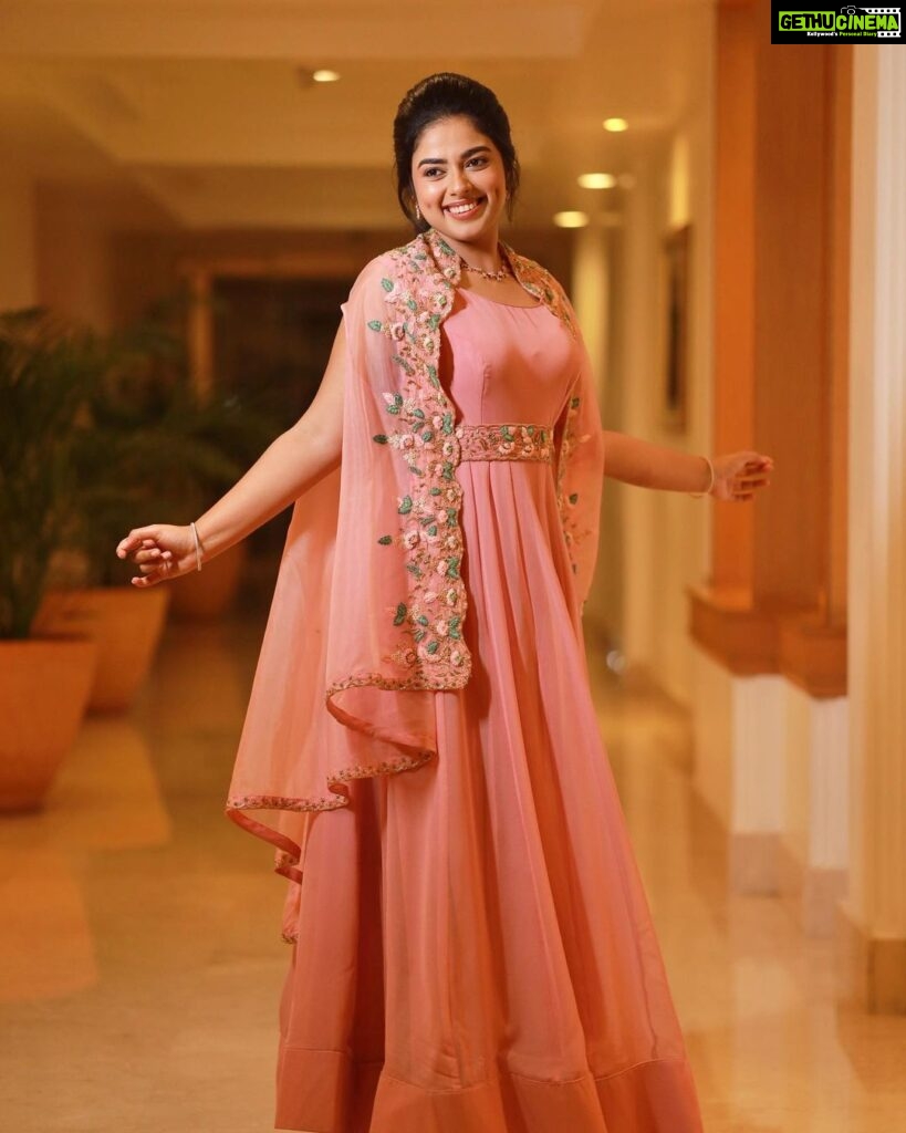 Siddhi Idnani Instagram - the show must go on.. a day to remember! 💕🌸 Outfit - @label_afeera Makeup - @reenapaiva Hair - @durga_hair_stylist 📸 - @cyril_eanastein & @avinashelango