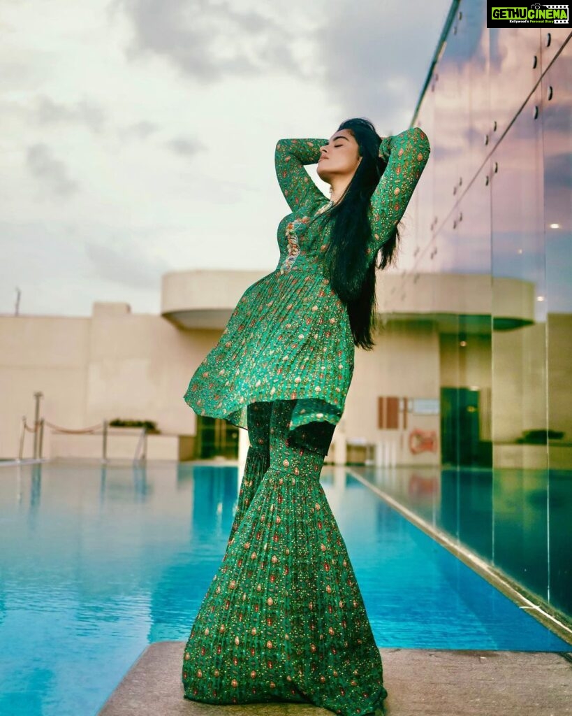 Siddhi Idnani Instagram - feeling the greeens , cause we’re watering the grass we’re standing on💚🦚 Photographed by : @deepak_durai_photography Styled by: @romamamiaa Outfit: @deeveecouture Hair : @priya_durai_makeoverartistry Outfit PR: @devampandeyofficial