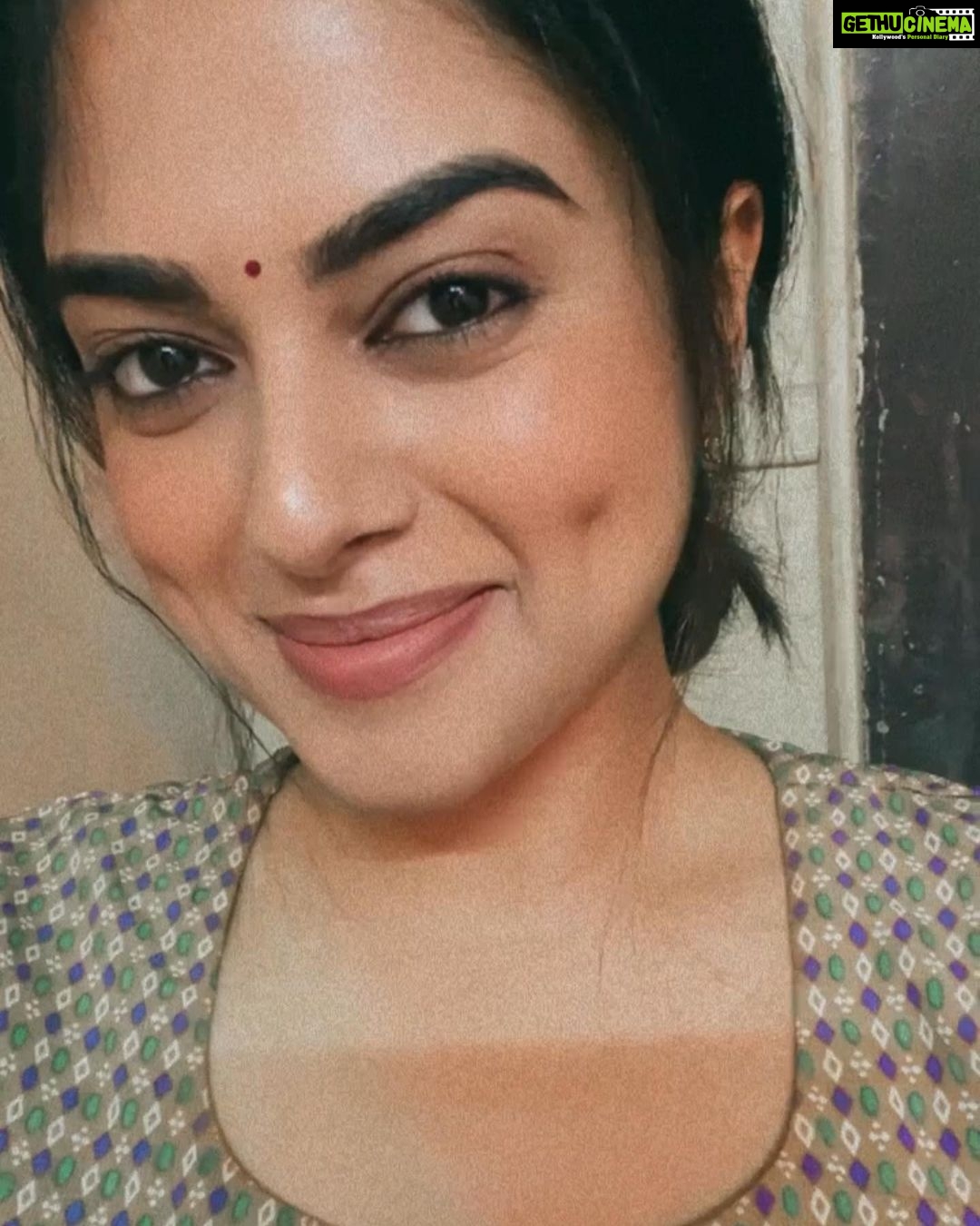 Siddhi Idnani Instagram - Paavai🤍 some moments from my phone camera 📸 #VendhuThanindhathuKaadu