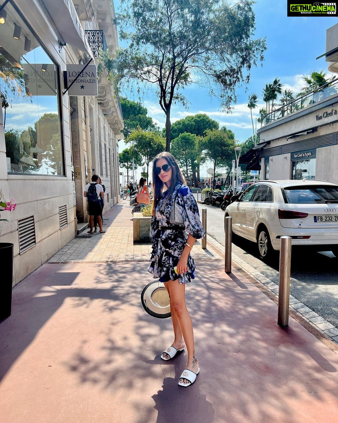 Smriti Khanna Instagram - Oh Cannes! 👗 @mandirawirkhq 👡 @gucci 👜 @prada 🕶️ @danielwellington Cannes, France