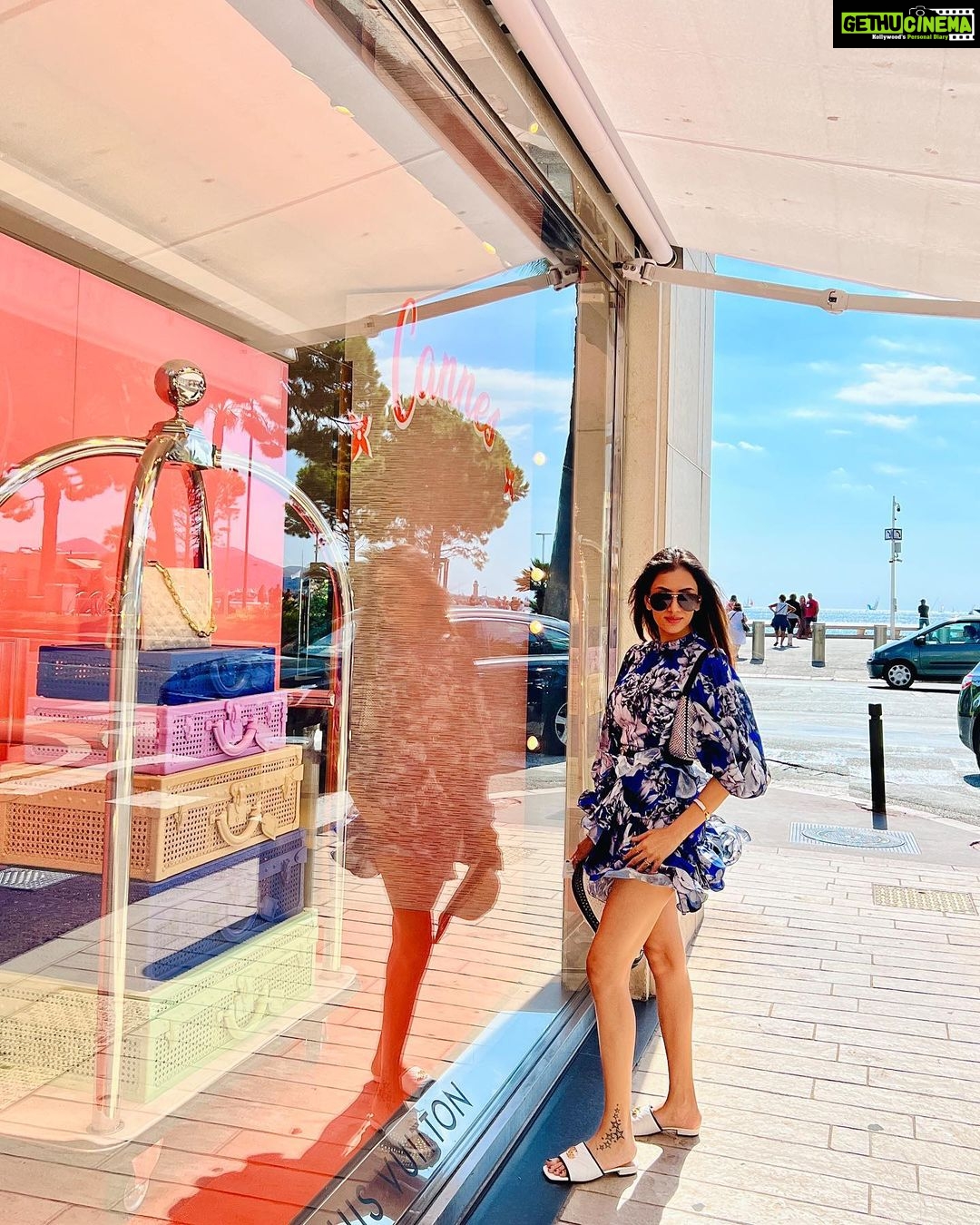 Smriti Khanna Instagram - Oh Cannes! 👗 @mandirawirkhq 👡 @gucci 👜 @prada 🕶️ @danielwellington Cannes, France