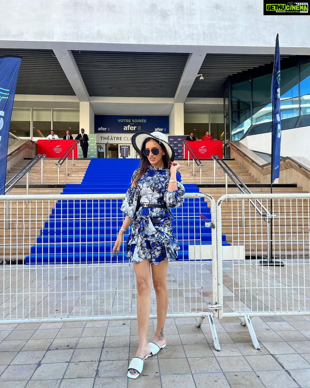 Smriti Khanna Instagram - Oh Cannes! 👗 @mandirawirkhq 👡 @gucci 👜 @prada 🕶️ @danielwellington Cannes, France