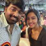 Smruthi Venkat Instagram - Super happy to have met @actorvijaysethupathi sir at Loyola ovations 🖤 Fan girl moment 🤩 Thank you Loyola for having me 💛