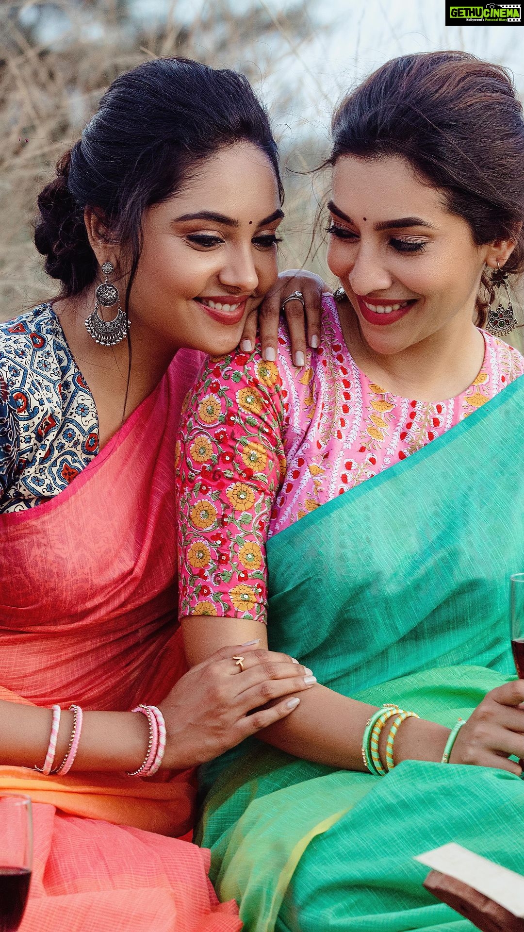 Smruthi Venkat Instagram - Life Goals ✨ ~ Picnic + Bestie = ♥️ ~ ~ ~ ~ ~ ~ ~ Saree & Blouse @malarvikram_pret Makeup & hair @lakshmiajay_makeupartistry ~ ~ #friendsforever #instareels #instagram##instagramreels #weekendvibes #vacation #indianreels #picnic #instagood #instamood #trendingreels #saree #sareeinspiration #sareeblouse #kalamkari #cottonsaree #sareewomen #colourful #bestie #nature #friendshipgoals