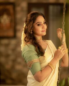 Smruthi Venkat Instagram - Hridayam Niranja Onashamsakal ✨😻 Pc @camerasenthil H&M @vijiknr Blouse @nirali_design_house Jewellery @vijiknr #onam #onamsaree #instagram #ponam