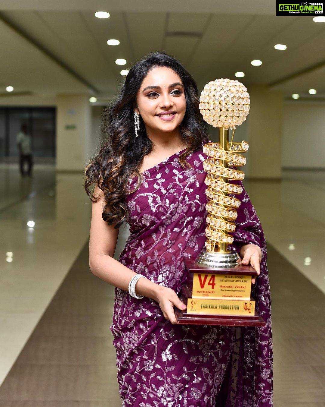 Smruthi Venkat Instagram - Received V4 awards for Mookuthi Amma ππ» Blessed and Grateful for deivamrutam ππΌππΌππΌ Saree @rubyafroz80 @_.rubeenavogueofficial._ Jewllery @new_ideas_fashions Mua @liyash_makeup_artist Hair @binchu_kc