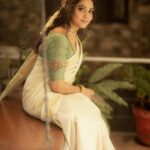Smruthi Venkat Instagram - Hridayam Niranja Onashamsakal ✨😻 Pc @camerasenthil H&M @vijiknr Blouse @nirali_design_house Jewellery @vijiknr #onam #onamsaree #instagram #ponam