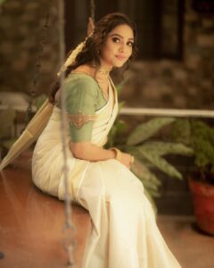 Smruthi Venkat Instagram - Hridayam Niranja Onashamsakal ✨😻

Pc @camerasenthil 
H&M @vijiknr 
Blouse @nirali_design_house 
Jewellery @vijiknr 

#onam #onamsaree #instagram #ponam