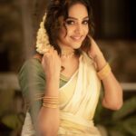 Smruthi Venkat Instagram - Hridayam Niranja Onashamsakal ✨😻 Pc @camerasenthil H&M @vijiknr Blouse @nirali_design_house Jewellery @vijiknr #onam #onamsaree #instagram #ponam