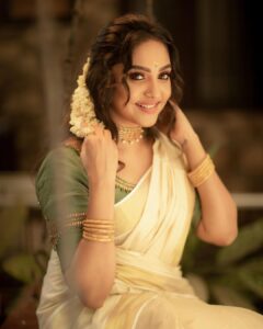 Smruthi Venkat Instagram - Hridayam Niranja Onashamsakal ✨😻

Pc @camerasenthil 
H&M @vijiknr 
Blouse @nirali_design_house 
Jewellery @vijiknr 

#onam #onamsaree #instagram #ponam