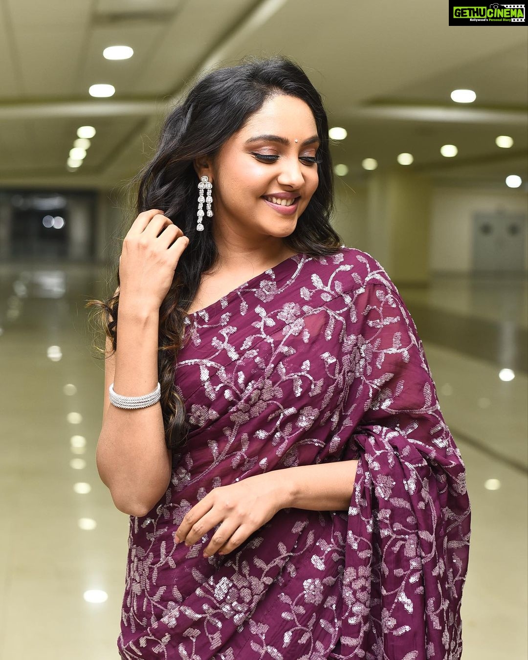 Smruthi Venkat Instagram - Received V4 awards for Mookuthi Amma ππ» Blessed and Grateful for deivamrutam ππΌππΌππΌ Saree @rubyafroz80 @_.rubeenavogueofficial._ Jewllery @new_ideas_fashions Mua @liyash_makeup_artist Hair @binchu_kc