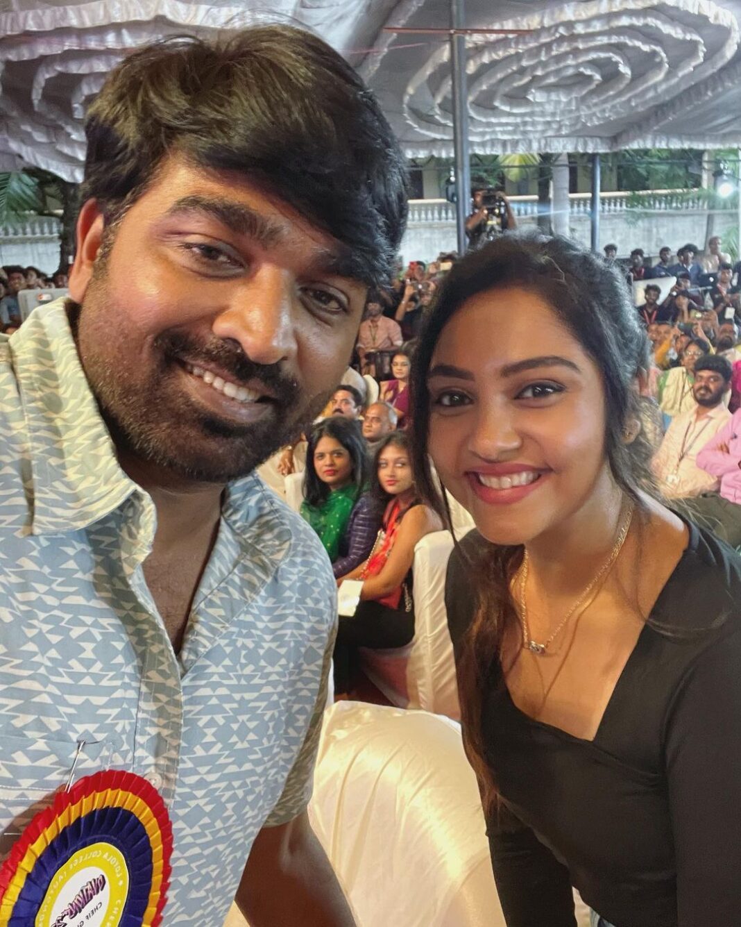 Smruthi Venkat Instagram - Super happy to have met @actorvijaysethupathi sir at Loyola ovations 🖤 Fan girl moment 🤩 Thank you Loyola for having me 💛