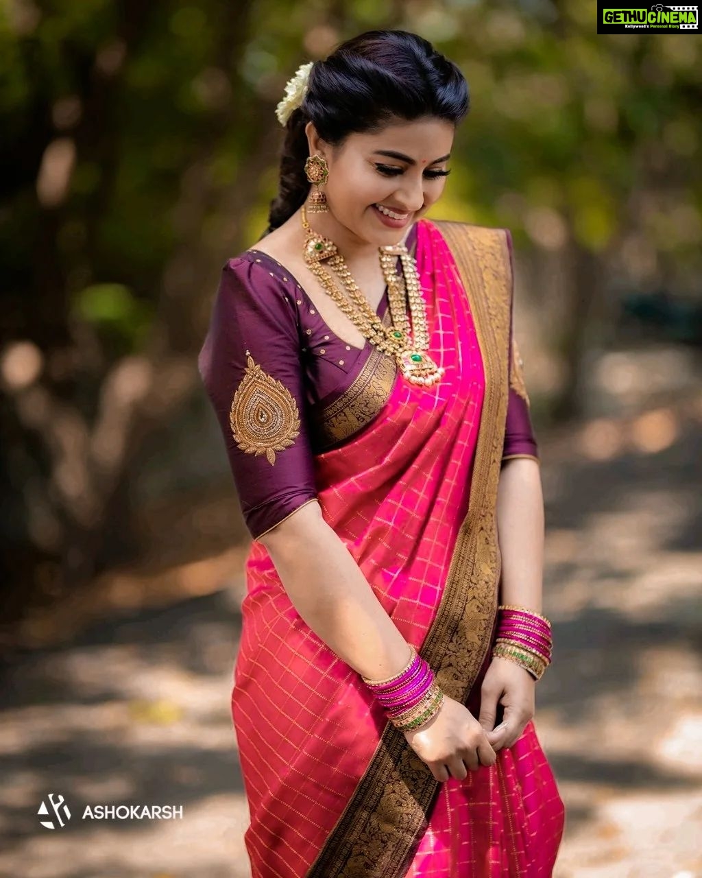 Sneha Instagram - The secret of great style is feel good in what you wear!! @dakshinam_sarees @geetuhautecouture @jcsjewelcreations @vyshalisundaram_hairstylist @ashokarsh #lovewatuwear #sareelove #jcs #mystyle #zeetamil #traditional #beautiful #geetuhautecouture