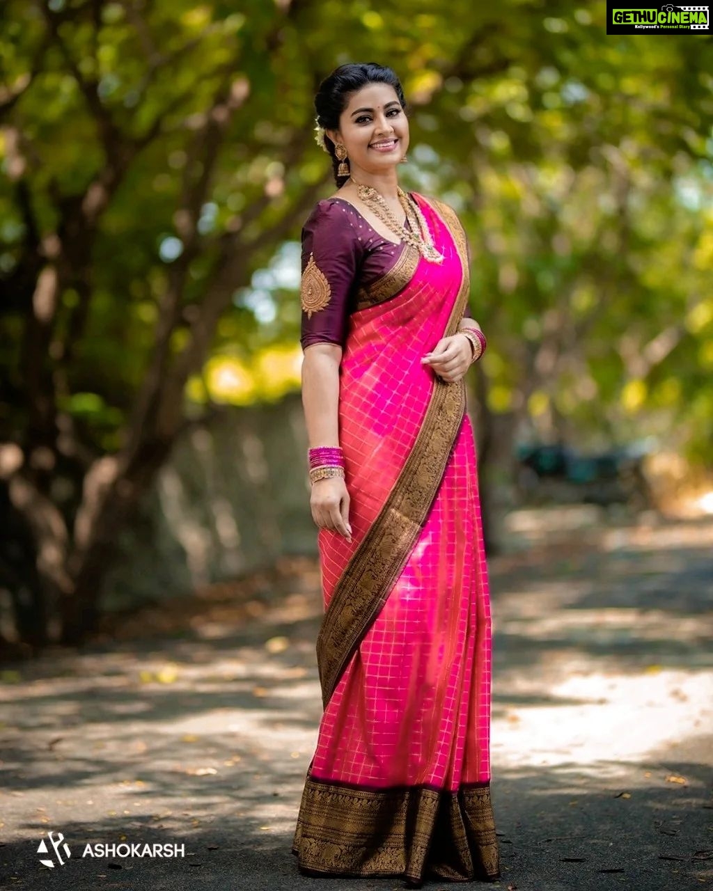 Sneha Instagram - The secret of great style is feel good in what you wear!! @dakshinam_sarees @geetuhautecouture @jcsjewelcreations @vyshalisundaram_hairstylist @ashokarsh #lovewatuwear #sareelove #jcs #mystyle #zeetamil #traditional #beautiful #geetuhautecouture