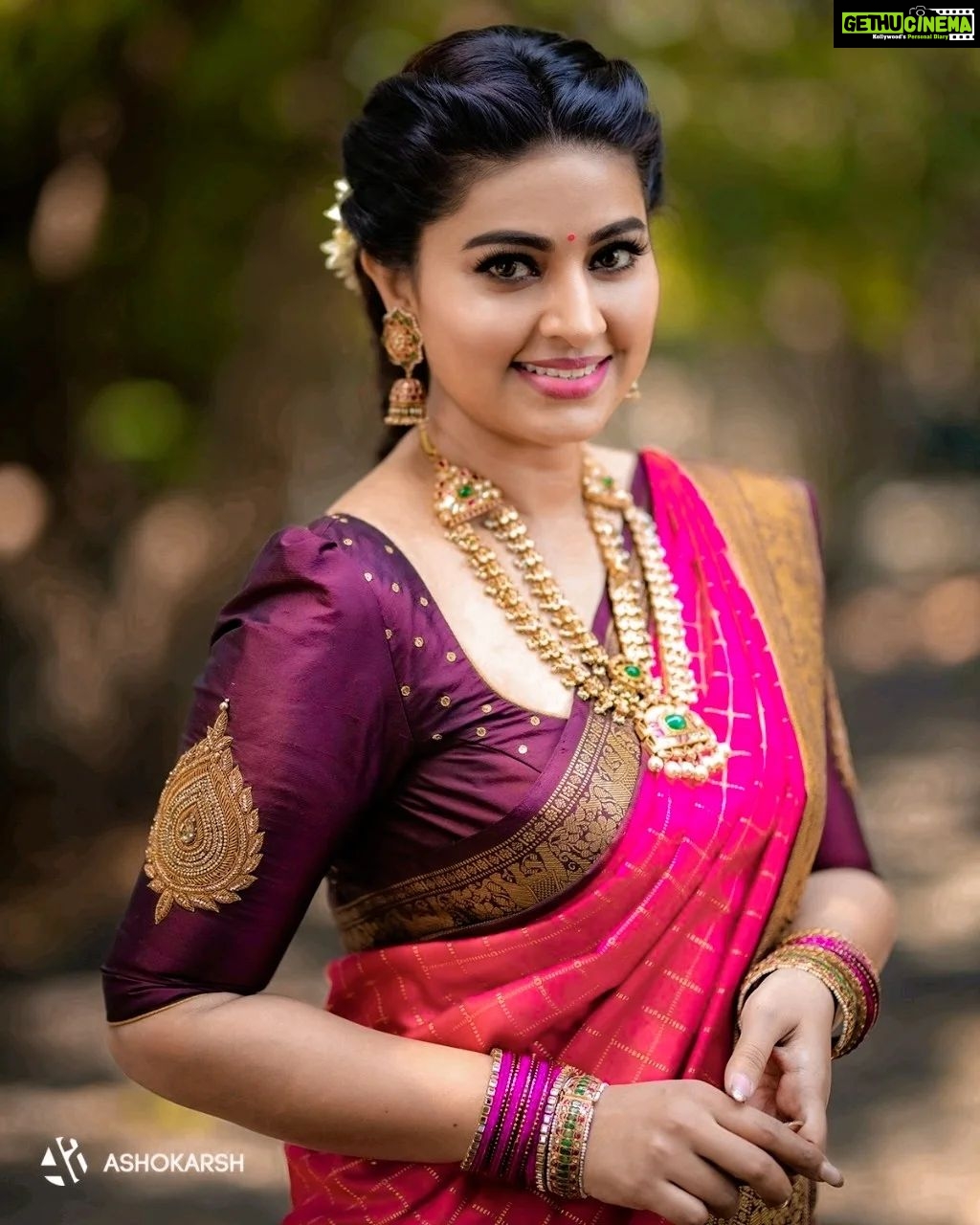 Sneha Instagram - The secret of great style is feel good in what you wear!! @dakshinam_sarees @geetuhautecouture @jcsjewelcreations @vyshalisundaram_hairstylist @ashokarsh #lovewatuwear #sareelove #jcs #mystyle #zeetamil #traditional #beautiful #geetuhautecouture