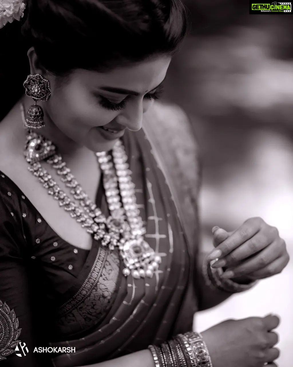 Sneha Instagram - The secret of great style is feel good in what you wear!! @dakshinam_sarees @geetuhautecouture @jcsjewelcreations @vyshalisundaram_hairstylist @ashokarsh #lovewatuwear #sareelove #jcs #mystyle #zeetamil #traditional #beautiful #geetuhautecouture