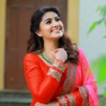 Sneha Instagram - Nothing shakes the smiling heart! @geetuhautecouture @ithihaasaa #pinknred #mylove #livelife #smile #bekind #lovewatudo💕 #etvtelugu