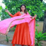 Sneha Instagram - Nothing shakes the smiling heart! @geetuhautecouture @ithihaasaa #pinknred #mylove #livelife #smile #bekind #lovewatudo💕 #etvtelugu