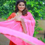 Sneha Instagram - Nothing shakes the smiling heart! @geetuhautecouture @ithihaasaa #pinknred #mylove #livelife #smile #bekind #lovewatudo💕 #etvtelugu