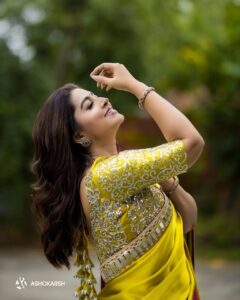 Sneha Instagram - You always gain by giving LOVE❤️ @geetuhautecouture @jcsjewelcreations @ashokarsh @vyshalisundaram_hairstylist #sareelove❤️ #green #lovewatudo #mylife #beautiful #djd